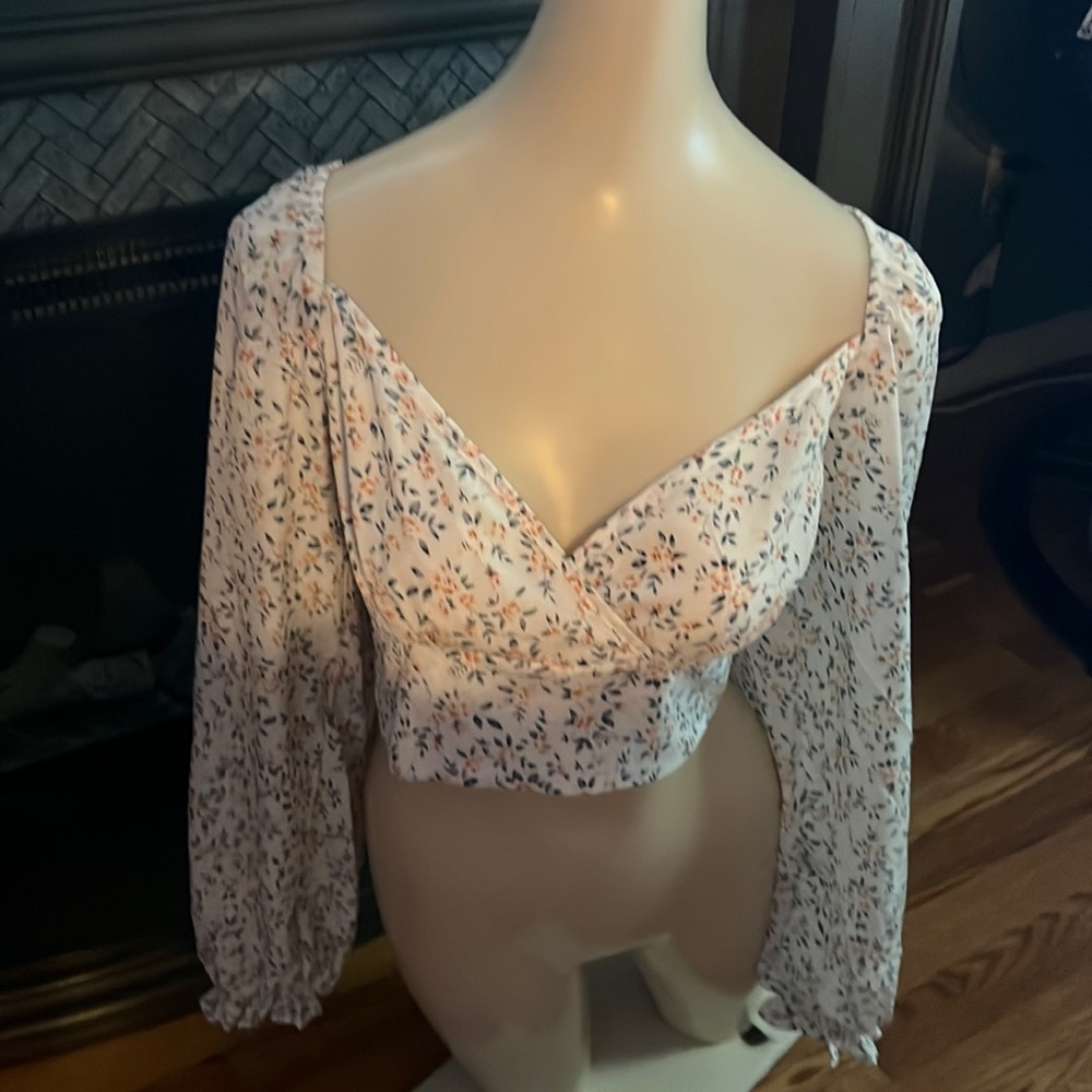 Cute long sleeve crop top